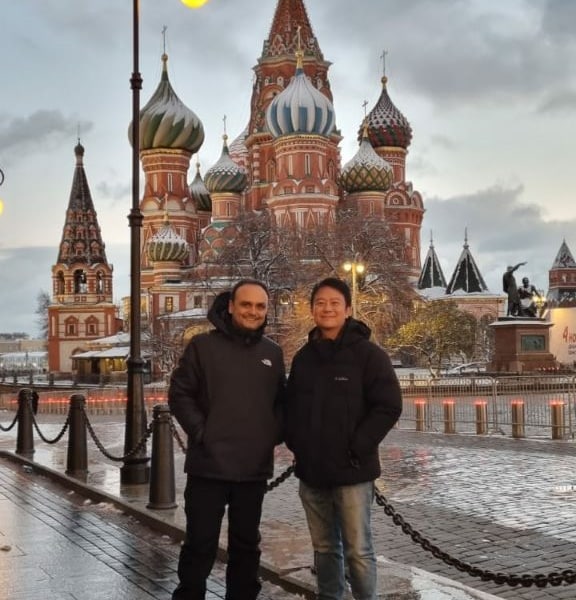 Гости из Таиланда на фоне собора Покрова Пресвятой Богородицы на Рву (храм Василия Блаженного)