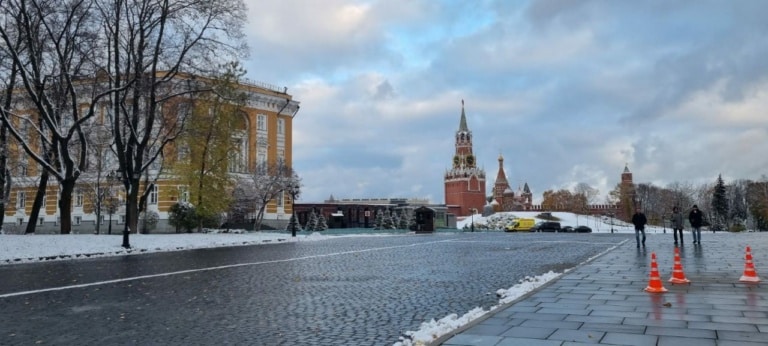 Вид на Ивановскую площадь Московского Кремля с Троицкой улицы