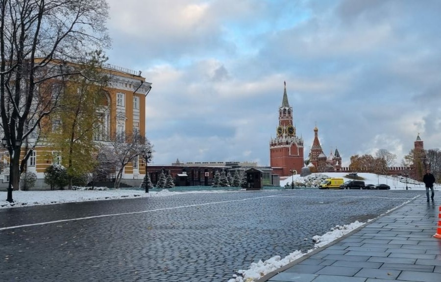 Вид на Ивановскую площадь Московского Кремля с Троицкой улицы