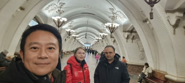 Таиландцы и гид на станции метро Арбатская Арбатско-покровской линии
