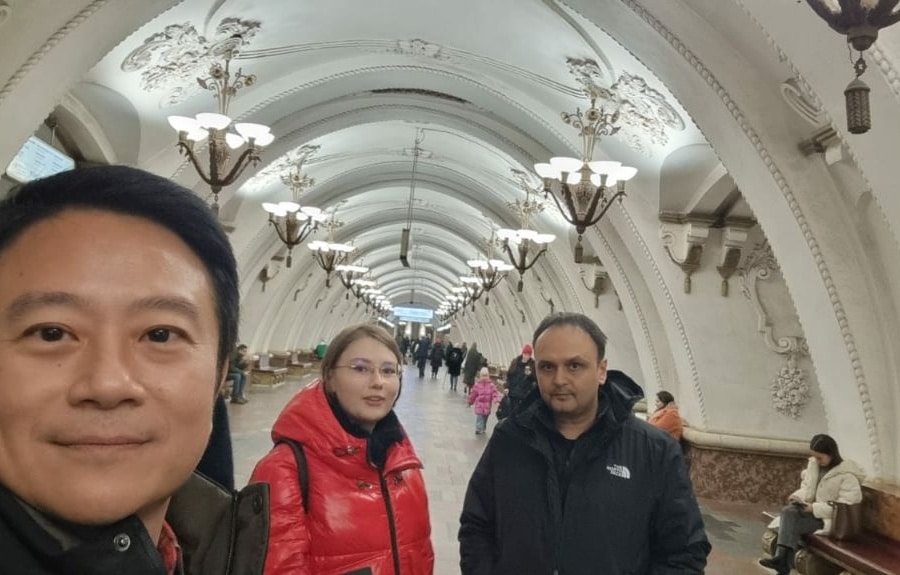 Таиландцы и гид на станции метро Арбатская Арбатско-покровской линии