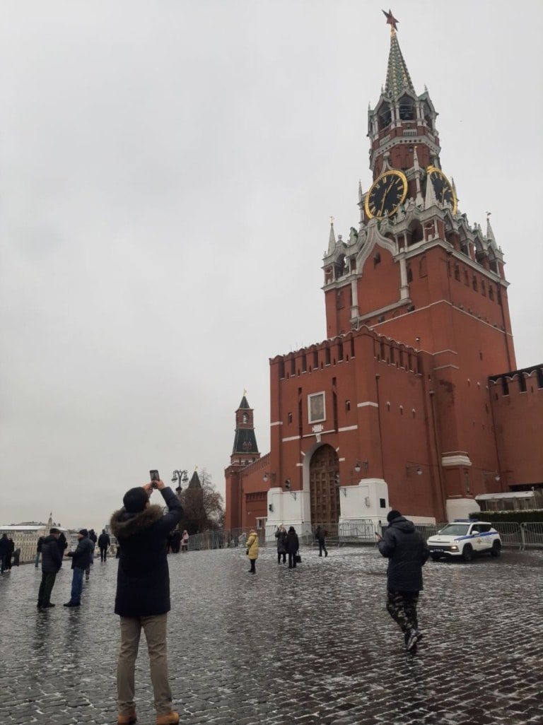 Китайцы на фоне Спасской башни Кремля на экскурсии