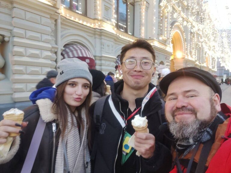 在古姆百货商店前参加导览游的游客