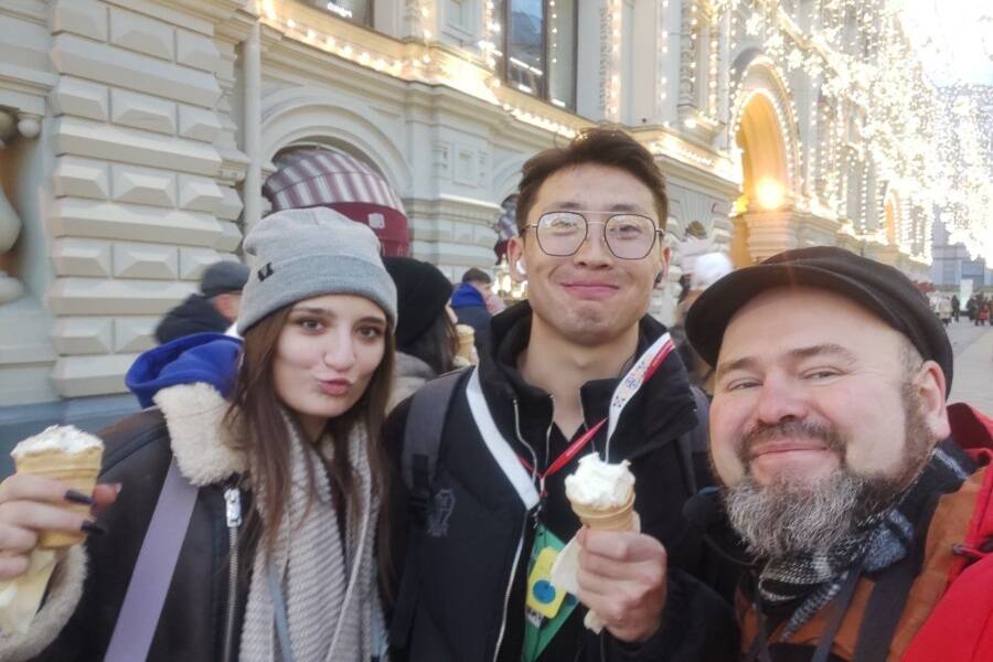 Группа на экскурсии с гидом около ГУМа Участники экскурсии с гидом на фоне ГУМа