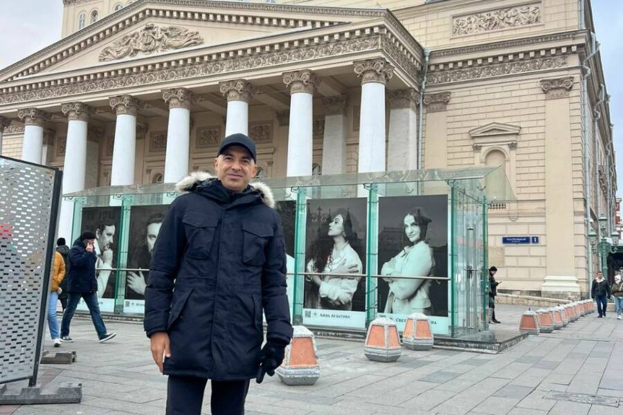 Иностранный гость на фоне Большого театра. Индивидуальная экскурсия по Москве пешком на английском языке