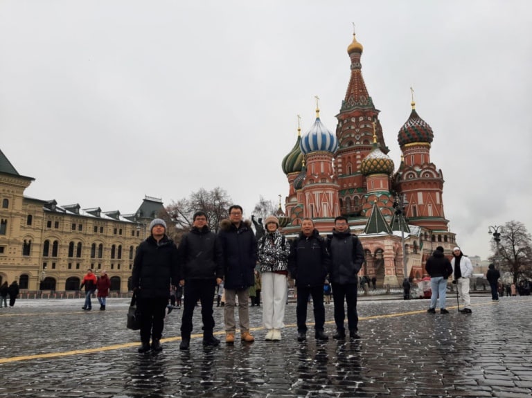Товарищи из Китая на фоне Храма Василия Блаженного