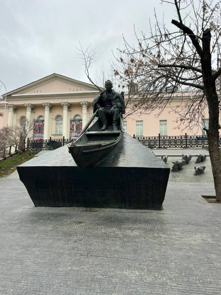 Памятник Михаилу Шолохову. Экскурсия по Гоголевскому бульвару