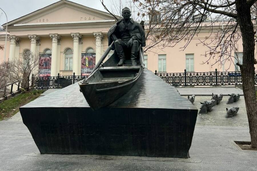 Памятник Михаилу Шолохову. Экскурсия по Гоголевскому бульвару