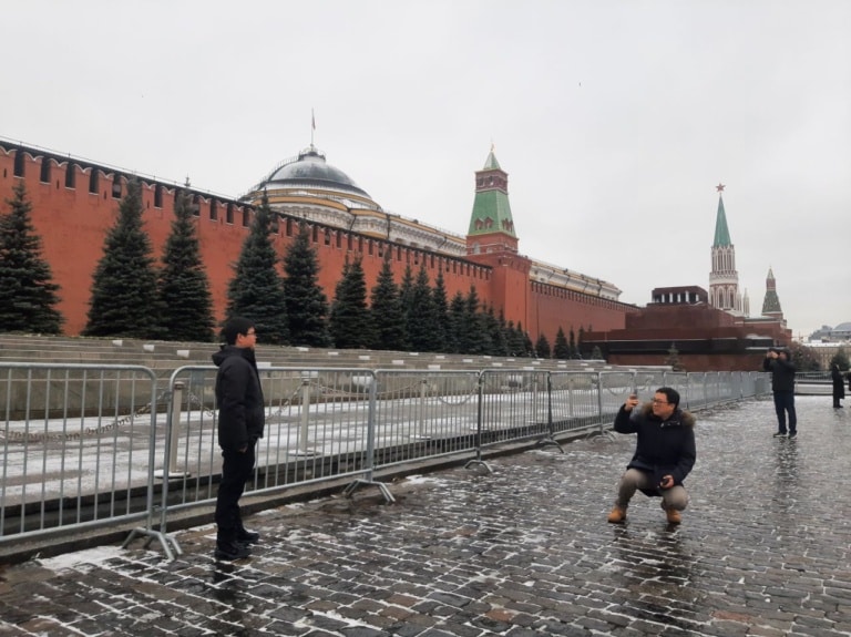 Китайские гости фотографируют друга друга на Красной площади