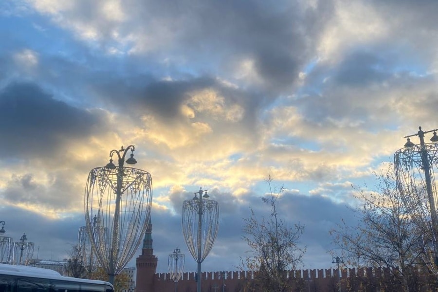 Васильевский спуск около Кремля. Облака плывут по небу Да и на небе тучи. Васильевский спуск возле Кремля