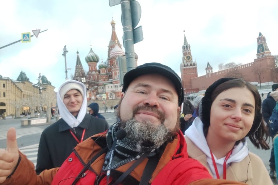 Галопом по красотам. «Ускоренная» авторская экскурсия для студентов МГИМО Гид Алексей делает селфи с участниками экскурсии на фоне храма Василия Блаженного