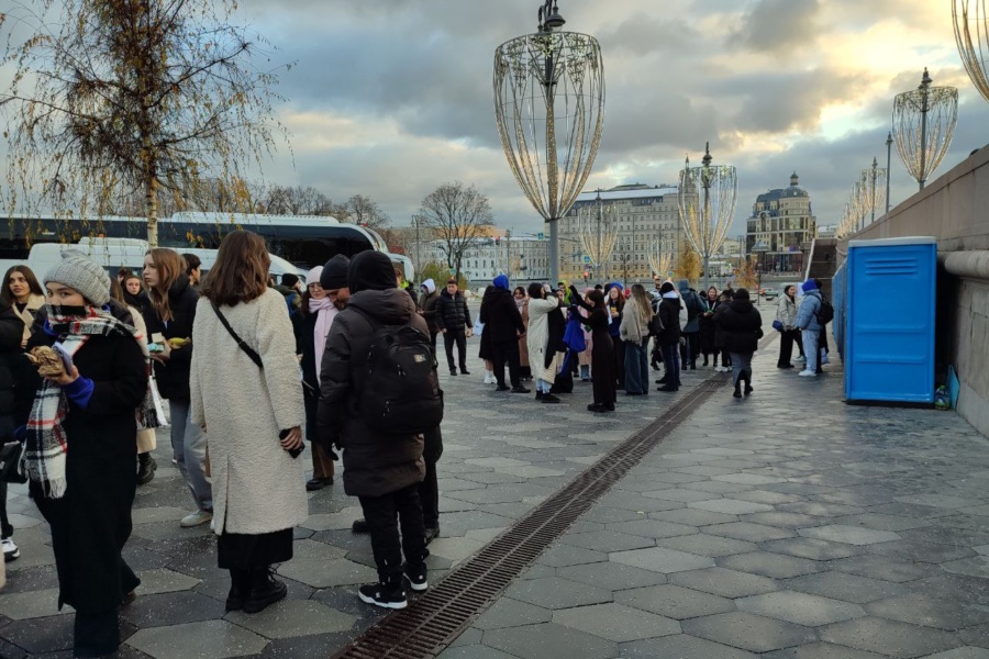 На Васильевском спуске экскурсанты выходят из автобусов Участники выходят из автобусов на Васильевском спуске для начала пешей части экскурсии по Красной площади