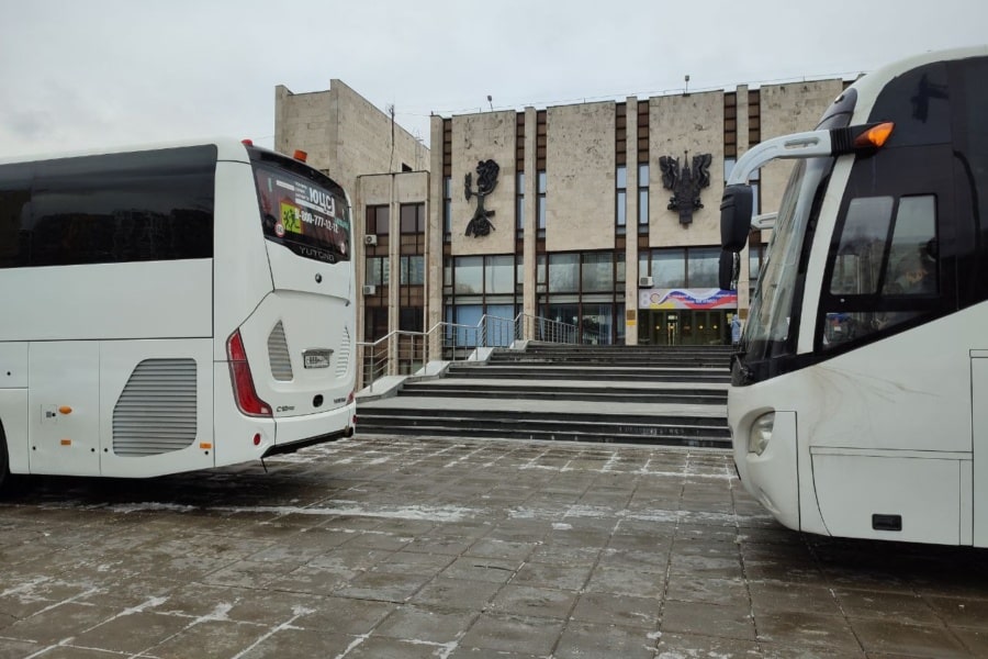 Автобусы для экскурсии ждут участников у МГИМО, чтобы отправить на Красную площадь "Ускоренная" экскурсия по Красной площади для студентов МГИМО