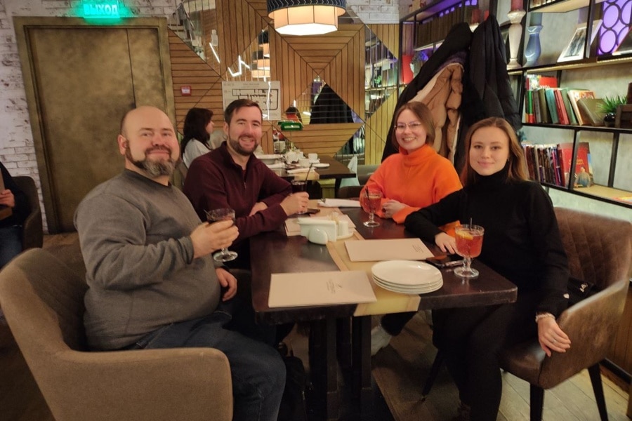 После экскурсии гиды беседовали в кафе о прошедшем мероприятии для студентов МГИМО Гиды после экскурсии обсудили в кафе прошедшую экскурсию для студентов МГИМО