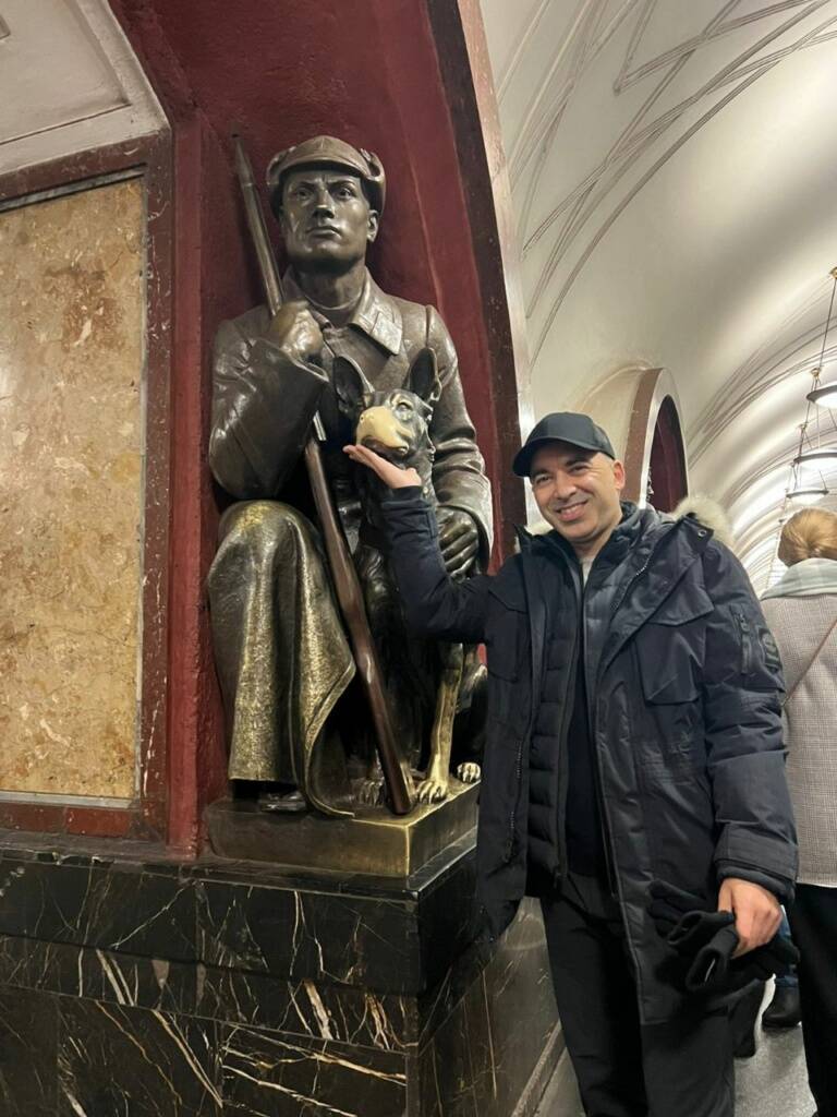 Скульптура «Пограничник с собакой» на станции метро Площадь революции