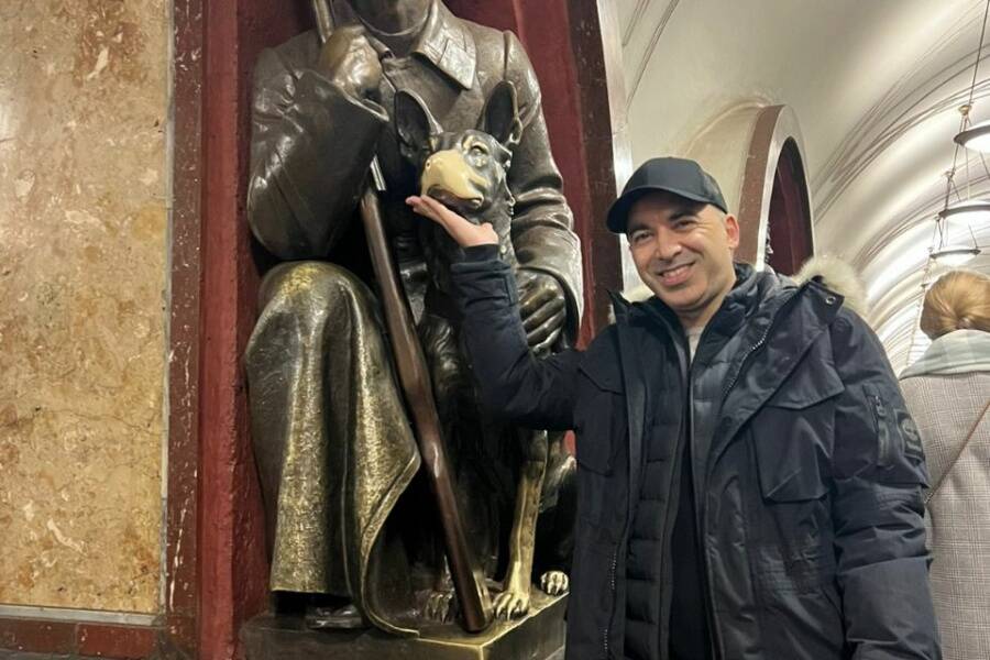 Скульптура «Пограничник с собакой» на станции метро Площадь революции