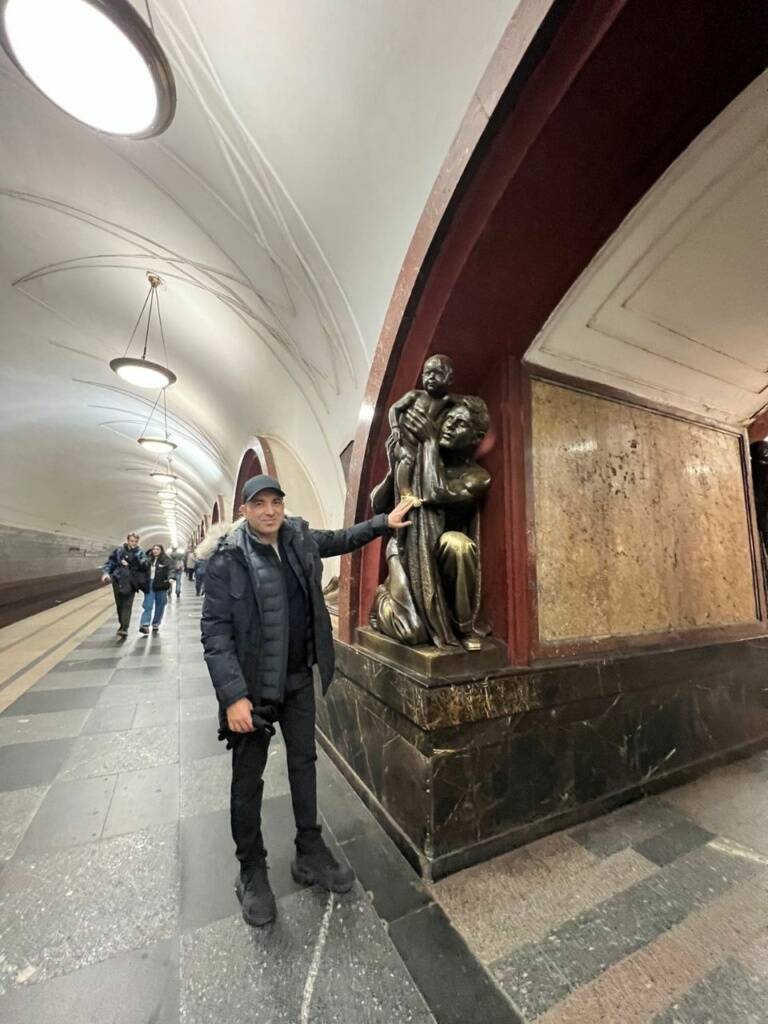 Скульптура "Отец с ребенком" одна из самых "прикасаемых". Метро Площадь Революции