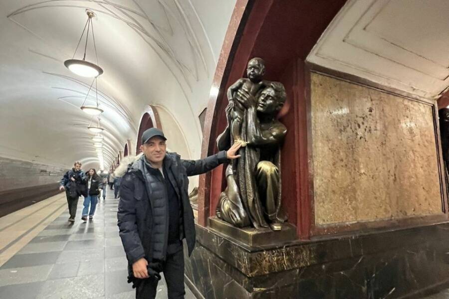 Скульптура "Отец с ребенком" одна из самых "прикасаемых". Метро Площадь Революции