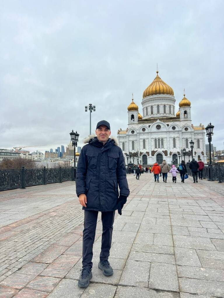 A foreigner in front of the Cathedral of Christ the Savior during a tour of Moscow