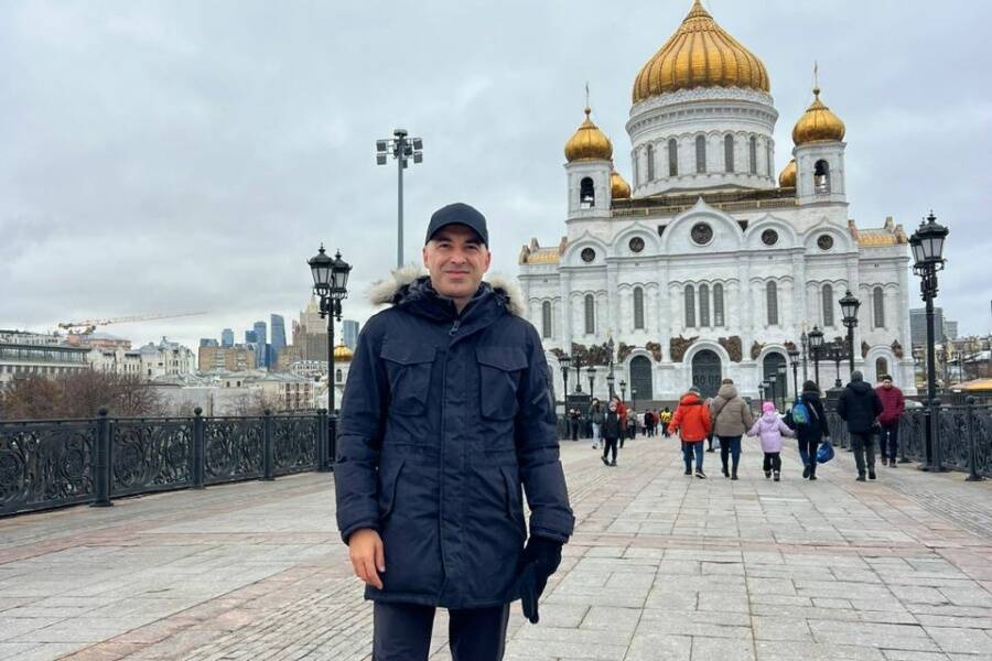 Иностранец на фоне Храма Христа Спасителя во время экскурсии по Москве