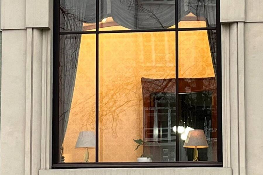 Свет в окне усадьбы Дерожинской! С 1959 года здание занимает посольство Австралии. Экскурсантам повезло!