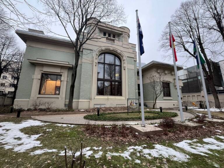 Усадьба Дерожинской. С 1959 года здание занимает посольство Австралии. Здесь экскурсантам повезло — загорелся свет в окне!