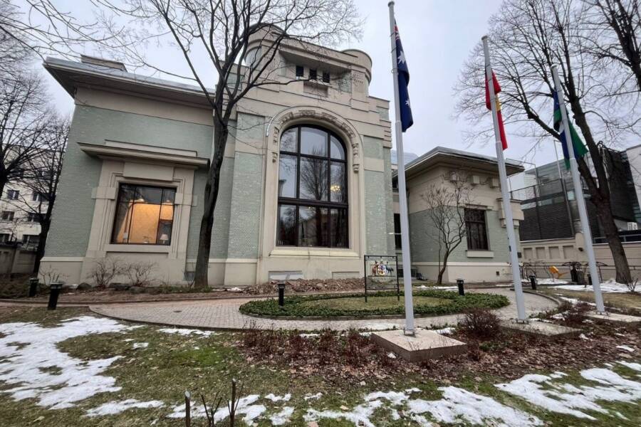 Усадьба Дерожинской. С 1959 года здание занимает посольство Австралии. Здесь экскурсантам повезло — загорелся свет в окне!