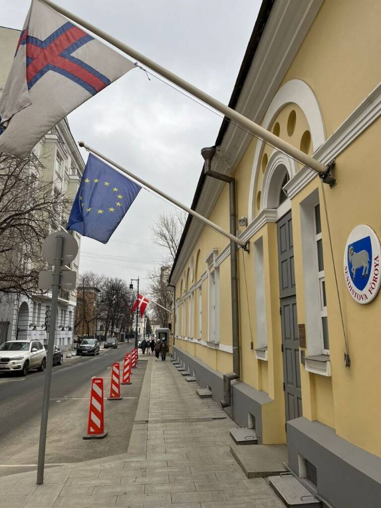 Неоклассицизм, не модерн. Обитель дипломатической миссии Фарерских островов. Просто проходим мимо на экскурсии по модерну. В 1913 он был перестроен архитектором Жолтовским из усадьбы начала 19 века.