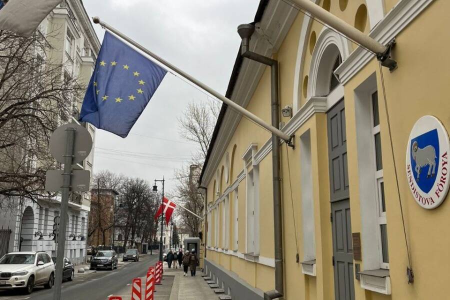 Неоклассицизм, не модерн. Обитель дипломатической миссии Фарерских островов. Просто проходим мимо на экскурсии по модерну. В 1913 он был перестроен архитектором Жолтовским из усадьбы начала 19 века.