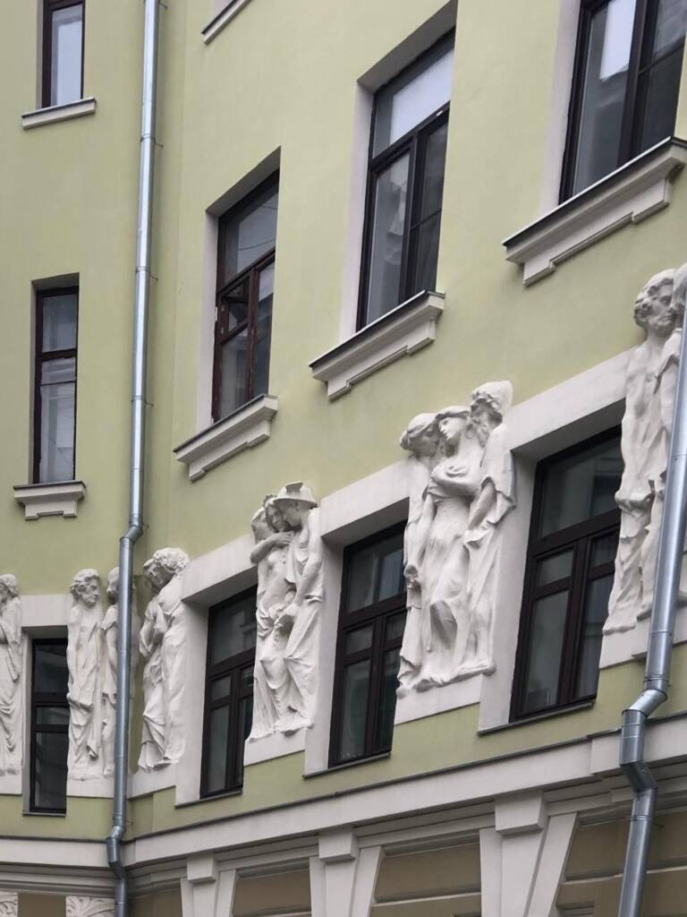 На барельефах изображены сцены с писателями Толстым, Пушкиным, Гоголем в античных нарядах и Аполлон, обнимающие муз.