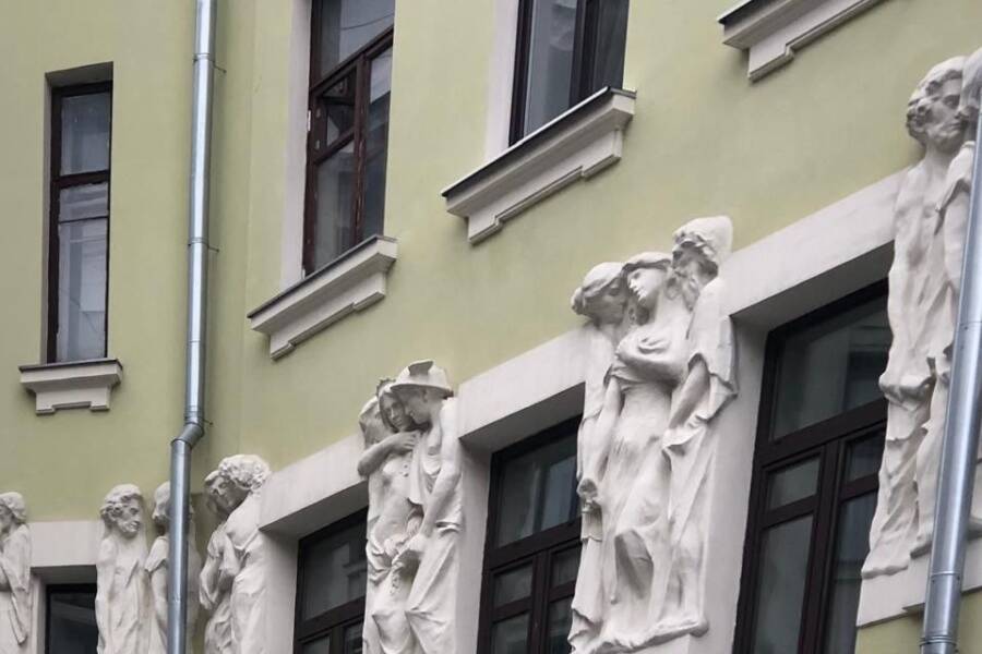 На барельефах изображены сцены с писателями Толстым, Пушкиным, Гоголем в античных нарядах и Аполлон, обнимающие муз.