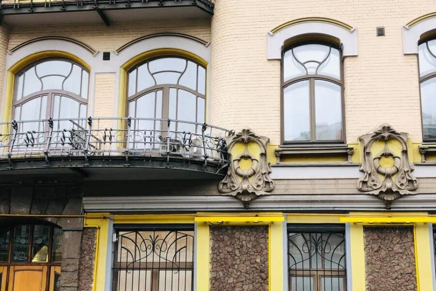 Фрагмент фасада доходного дома Исакова, архитектор Л.Н. Кекушев