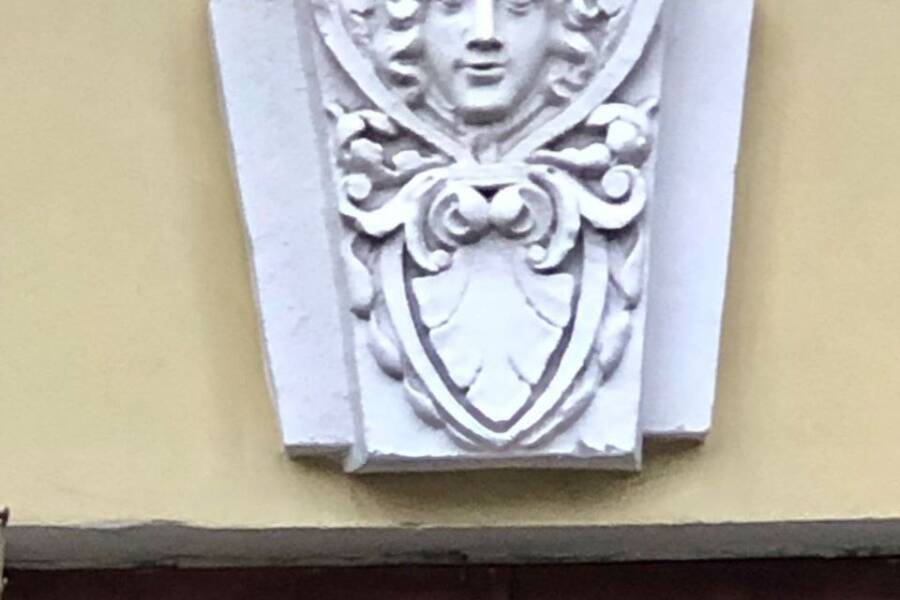 Маскарон, декорирующий фасад Поливановской гимназии во дворе на Пречистенке. Экскурсия по стилю модерн в Москве.