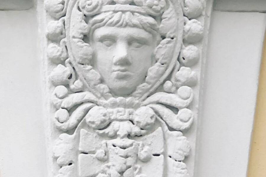 Маскарон на фасаде Поливановской гимназии (во дворике на Пречистенке)