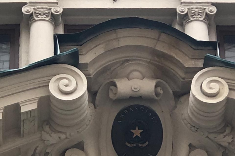 Фронтон над главным входом в посольство Италии, особняк Берга, Герб Италии на чёрном фоне