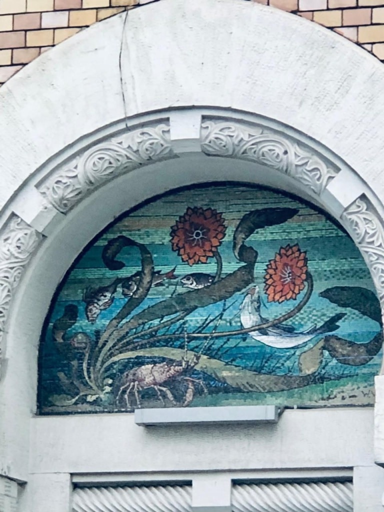 李斯特宅邸墙上的马赛克图案。这座建筑由建筑师L.N. Kekushev设计,而这幅马赛克图案则属于建筑师William Walcott。据传,Walcott将这幅马赛克图案赠予Kekushev,以弥补他赢得大都会酒店设计竞赛的遗憾。 利斯特宅邸外墙上的马赛克镶嵌画。这座宅邸由建筑师L.N.凯库舍夫设计,马赛克镶嵌画则由建筑师威廉·沃尔科特创作。据说,沃尔科特将这幅马赛克镶嵌画送给凯库舍夫,以弥补他而非凯库舍夫赢得大都会酒店设计竞赛的遗憾。