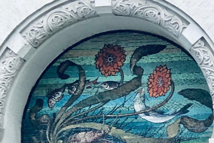 Мозаика на фасаде особняка листа. Аавтор особняка — архитектор Л.Н Кекушев, автор мозаики — архитектор Вильям Валькот, он прислал эту мозаику Кекушеву по легенде в качестве извинений, что конкурс на проект отеля Метрополь выиграл Валькот, а не Кекушев