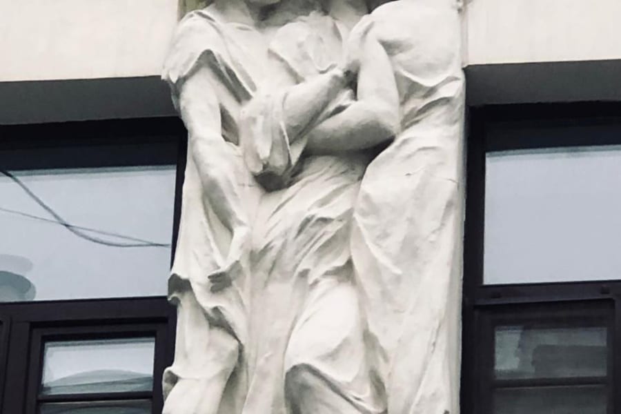 Доходный дом Г.Е. Бройдо, архитектор Н.И. Жерихов, Плотников переулок, 4/5. Фривольные сцены на барельефах с изображением писателей Пушкина, Гоголя, Толстого в античных одеждах, а также Аполлона в обнимку с музами.