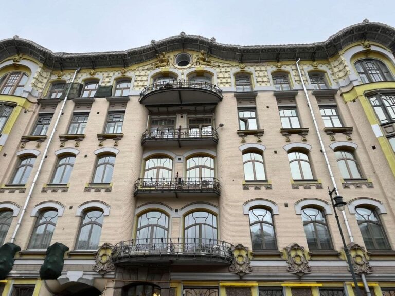 建筑师 L.N. Kekushev 和伊萨科夫公寓楼的立面 伊萨科夫公寓楼的立面,建筑师 L.N. 凯库舍夫