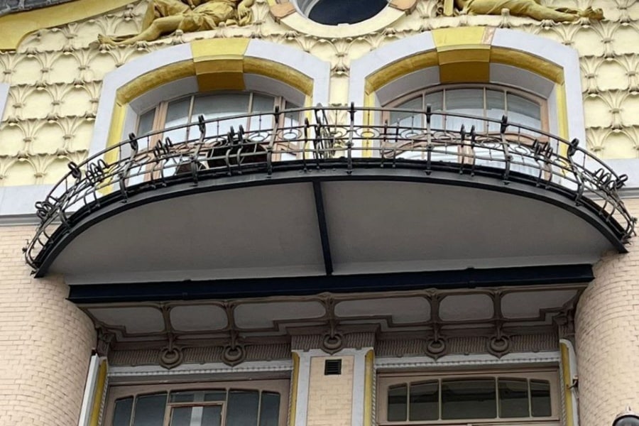 Фрагмент фасада доходного дома Исакова, архитектор Л.Н. Кекушев