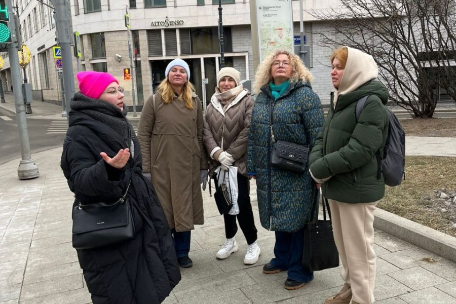 Рассказ гида в ходе индивидуальной экскурсии о модерне по Москве