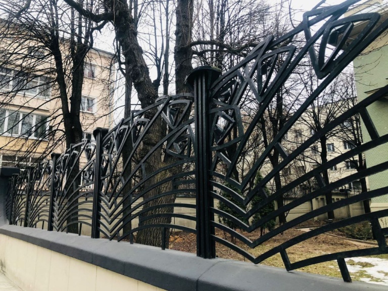 Ограда особняка Дерожинской, архитектор — Фёдор Осипович Шехтель, он же и автор чертежа ограды и всех других деталей в доме