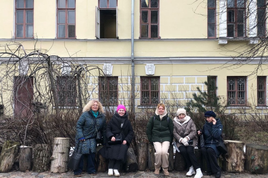 На фоне усадьба Охотниковых, наиболее известная как здание Поливановской гимназии. Индивидуальная экскурсия по Москве