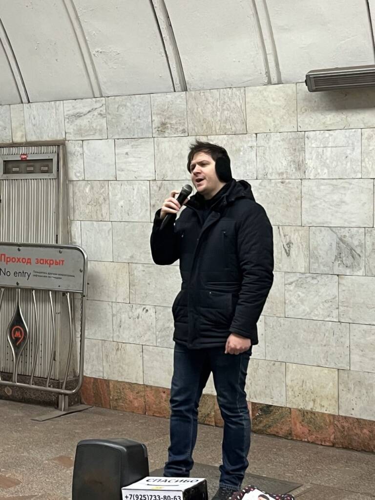 Николай Рябуха исполняет песни в метро Москвы
