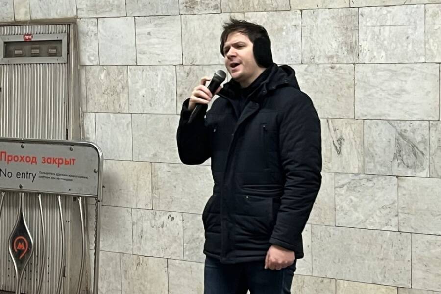 Николай Рябуха исполняет песни в метро Москвы