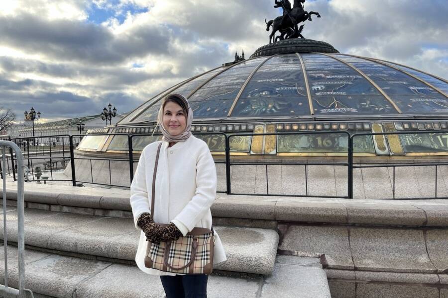 Экскурсантка из Румынии на Охотном ряду