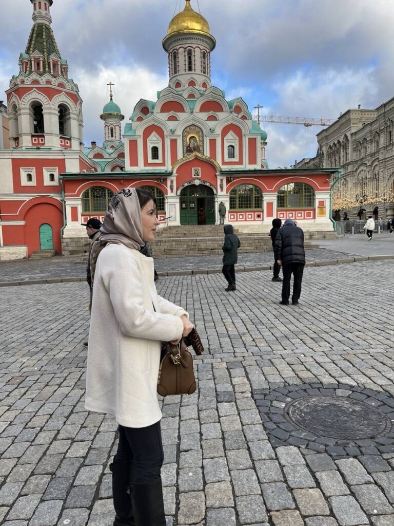 На фоне церкви Георгия Победоносца на Варварке. Экскурсия по Москве