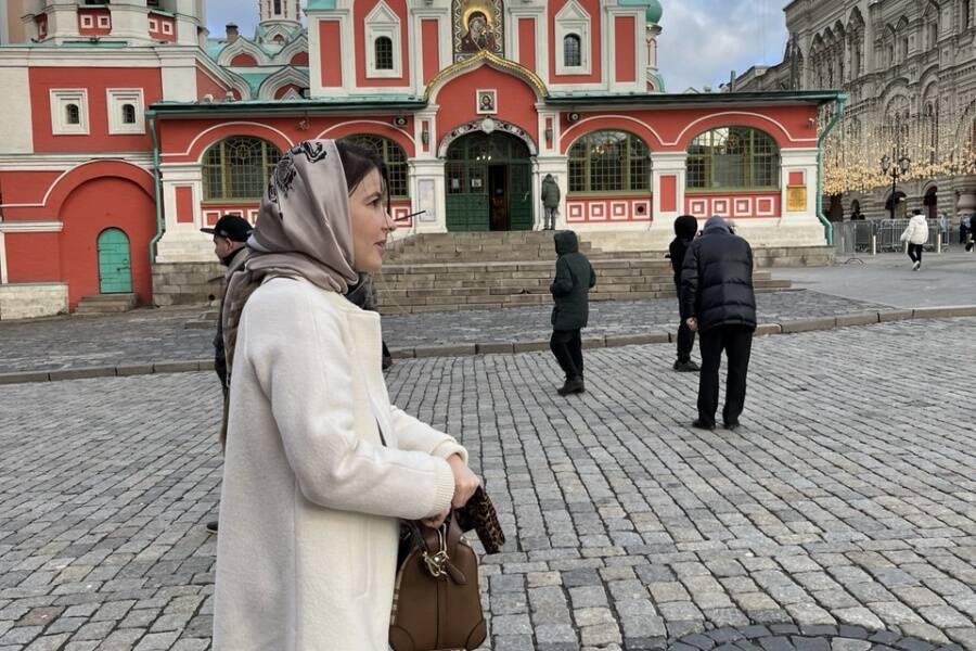 На фоне церкви Георгия Победоносца на Варварке. Экскурсия по Москве