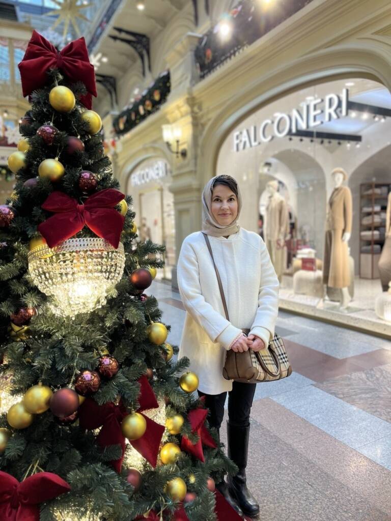 A guest from Romania in GUM. At the festive tree