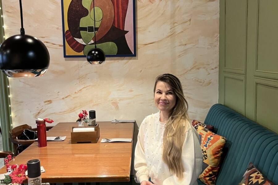 Гостья отдыхает в кафе "Сок" после экскурсии по Третьяковской галерее